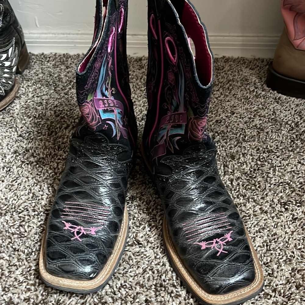 Arita black and pink boots